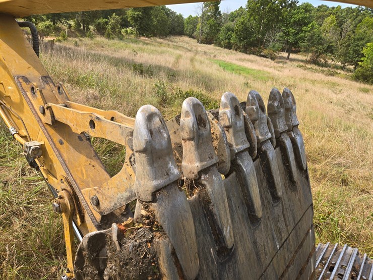 2019-caterpillar-320-image-107