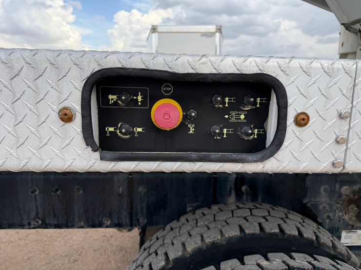 2019-peterbilt-567-image-7