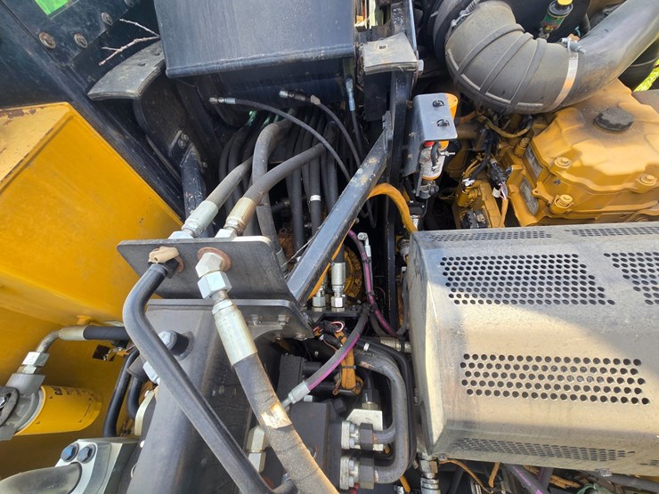 2015-caterpillar-521b-image-31