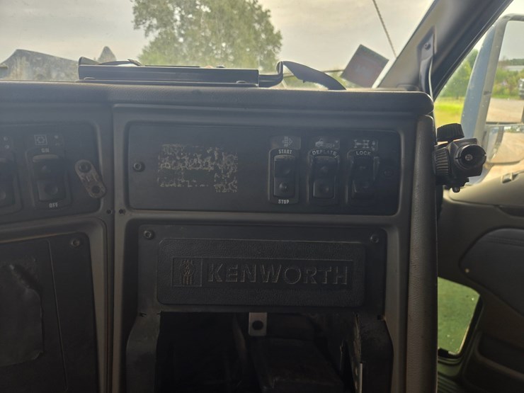 2011-kenworth-t700-image-65