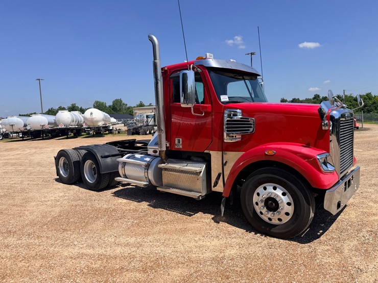 2016-freightliner-122sd-image-19