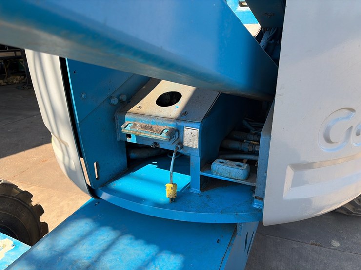 #201-•-2000-genie-z45/25-articulating-boom-lift-image-19
