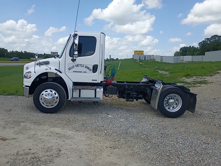 2008-freightliner-m2-106-image-3