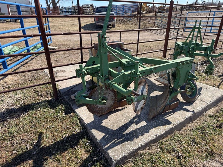 john-deere-three-point-two-bottom-plow-image-1