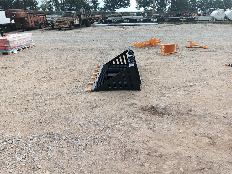 #l75-025-•-future-rock-bucket-skid-steer-attachment-image-2