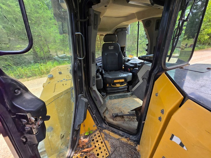 2019-caterpillar-d6-image-31