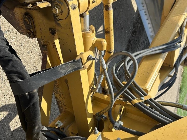 2011-caterpillar-140m2-awd-image-23
