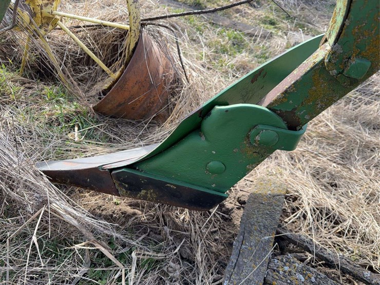 john-deere-pull-type-three-bottom-plow-image-25