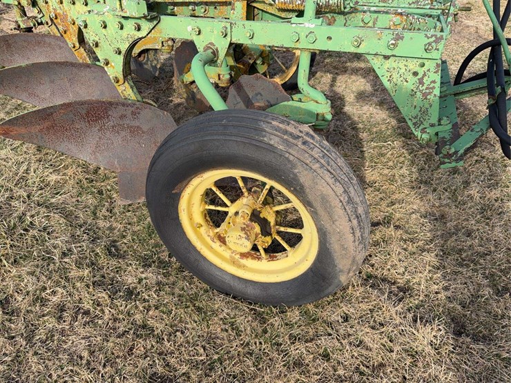 john-deere-pull-type-three-bottom-plow-image-9
