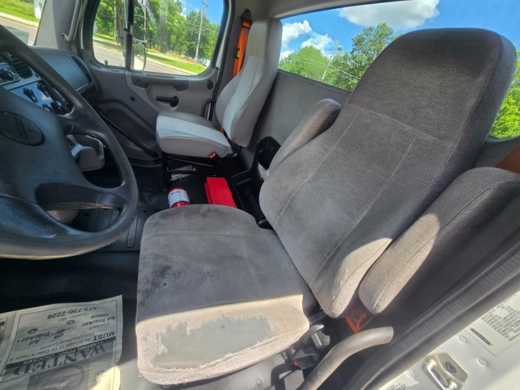 2018-freightliner-m2-106-image-43