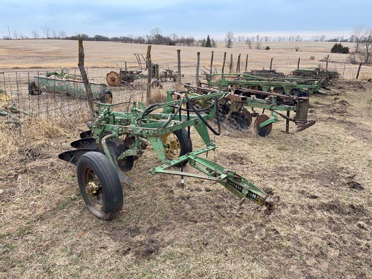 john-deere-pull-type-three-bottom-plow-image-17