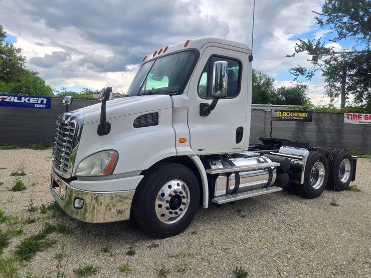2012-freightliner-cascadia-113-image-3