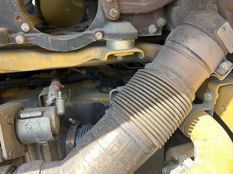 2011-caterpillar-140m2-awd-image-47