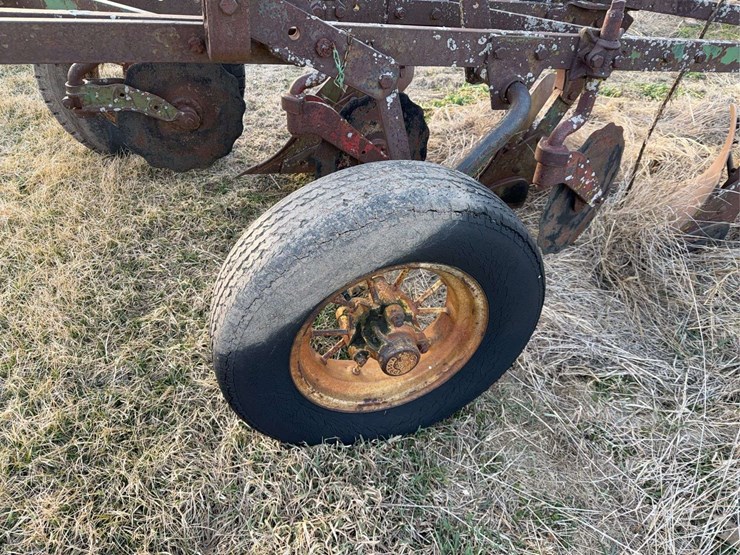 john-deere-pull-type-three-bottom-plow-image-8