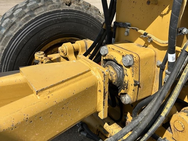 2011-caterpillar-140m2-awd-image-30