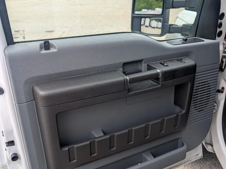 2016-ford-f550-image-15
