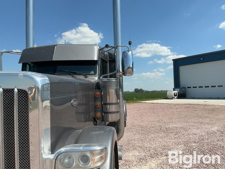 2012-peterbilt-389-image-10