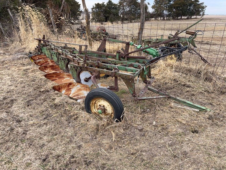 john-deere-pull-type-five-bottom-plow-image-1