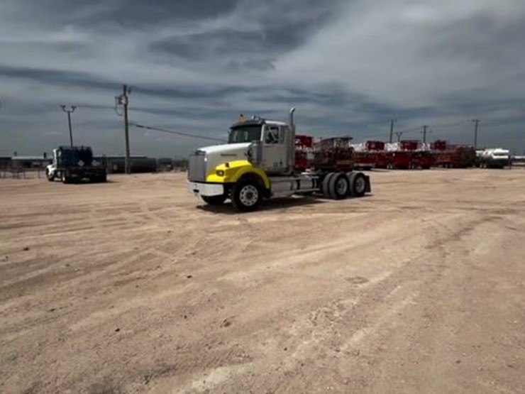 2019-western-star-4900-image-1