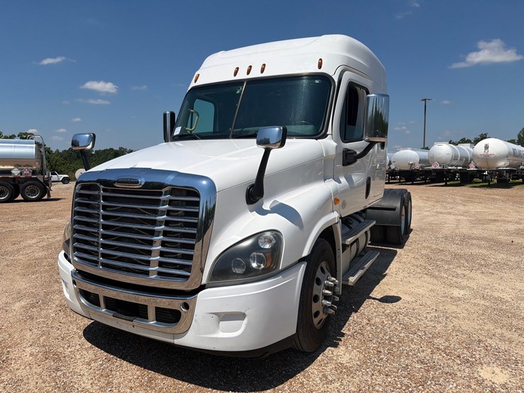 2016-freightliner-cascadia-125-image-1