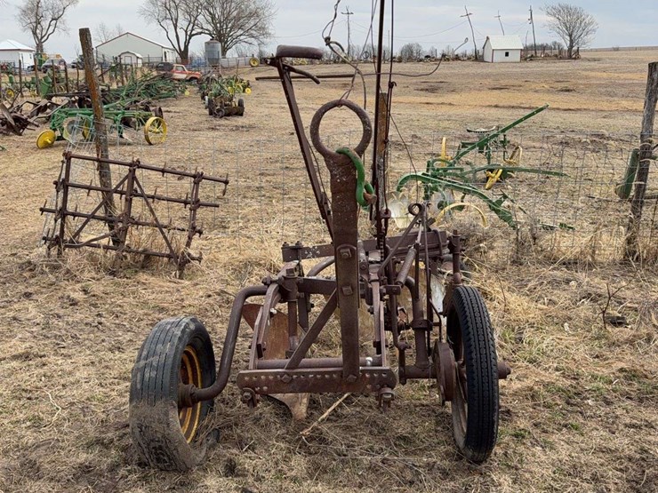 john-deere-pull-type-three-bottom-plow-image-9