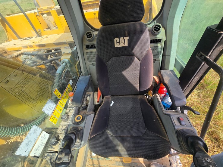 2019-caterpillar-320-image-49