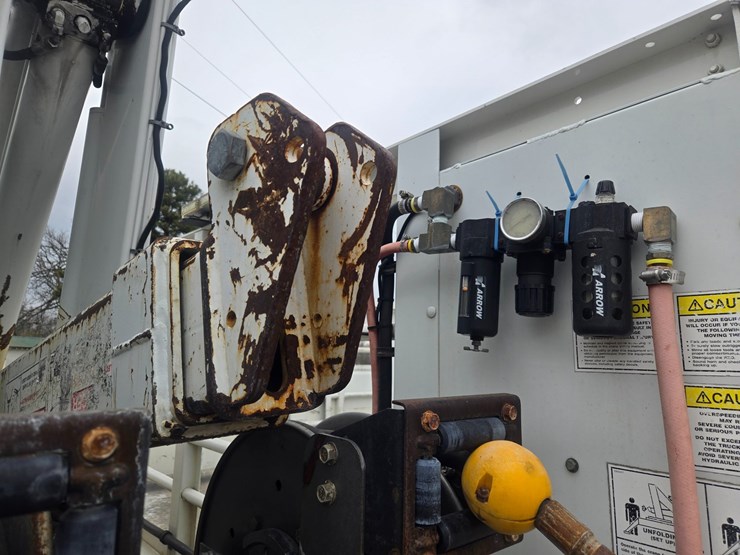 2010-freightliner-m2-106-image-74