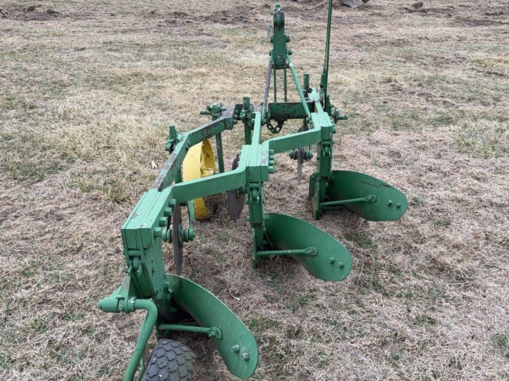 john-deere-three-point-three-bottom-plow-image-4