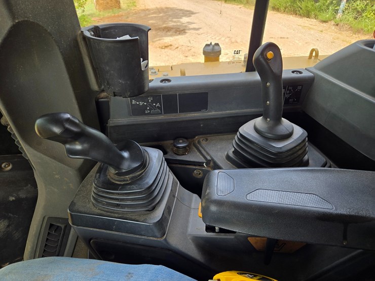 2019-caterpillar-d6-image-37