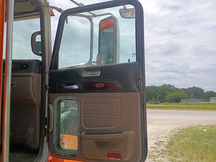 2012-peterbilt-384-image-41