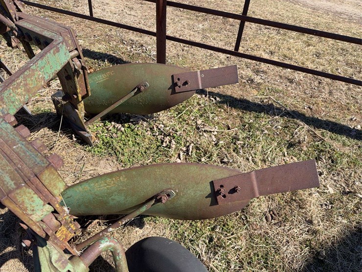 john-deere-three-point-two-bottom-plow-image-16