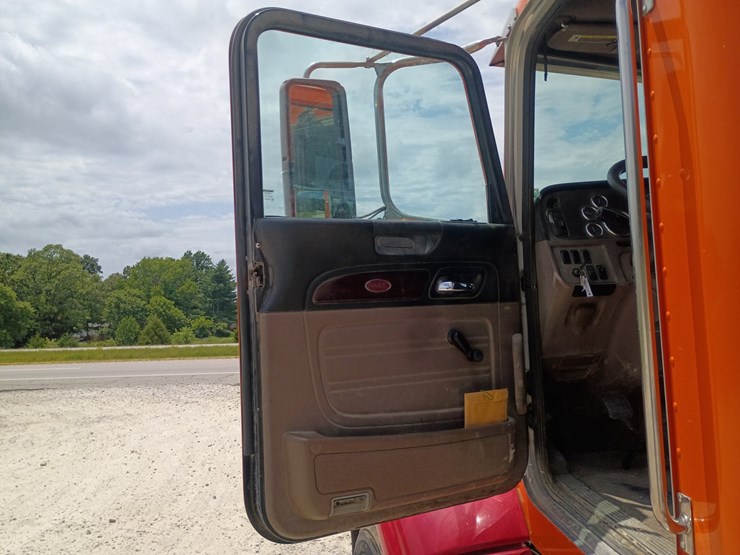 2012-peterbilt-384-image-33
