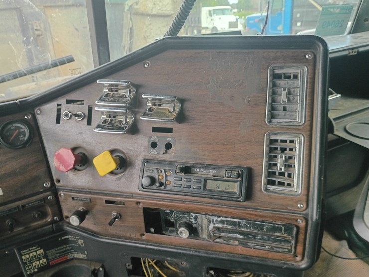 1995-freightliner-fld120-image-46