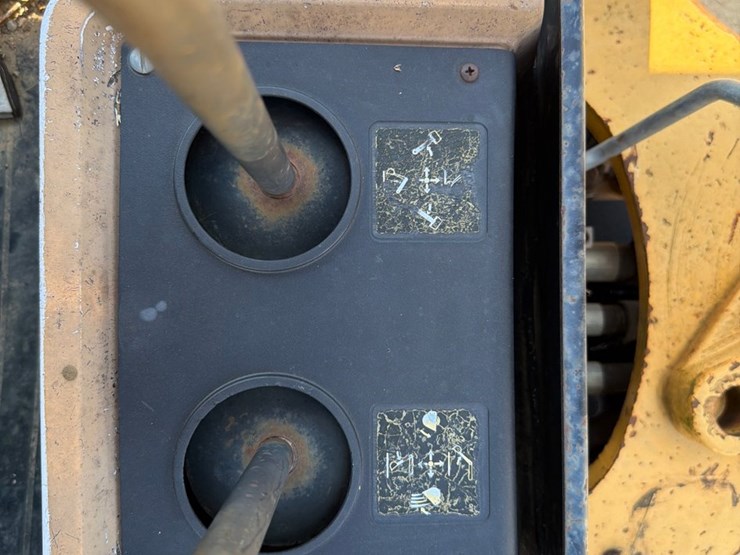2000-deere-710d-image-41