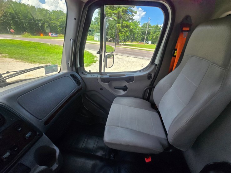 2018-freightliner-m2-106-image-45