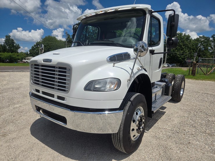 2018-freightliner-m2-106-image-1