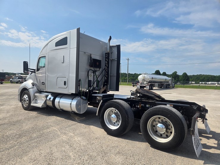 2018-kenworth-t680-image-11