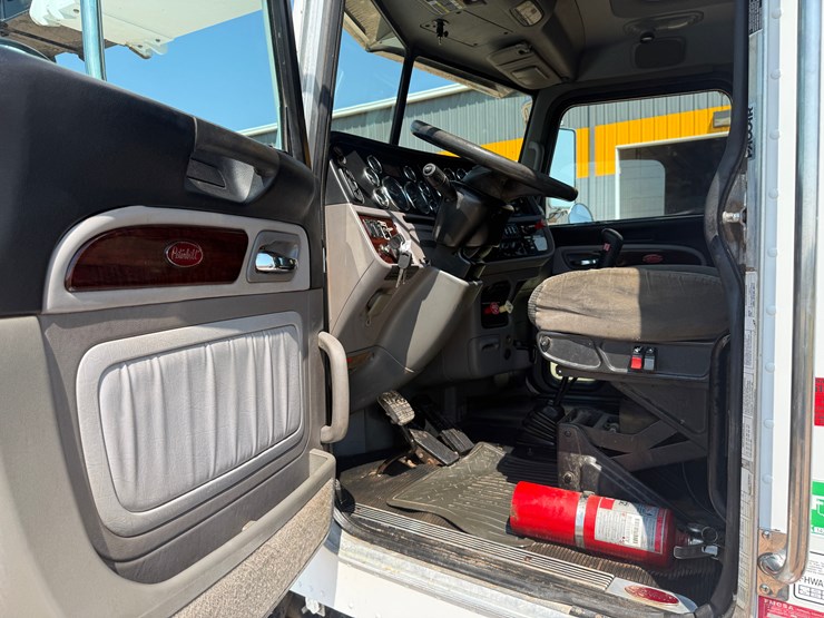 2012-peterbilt-367-image-15