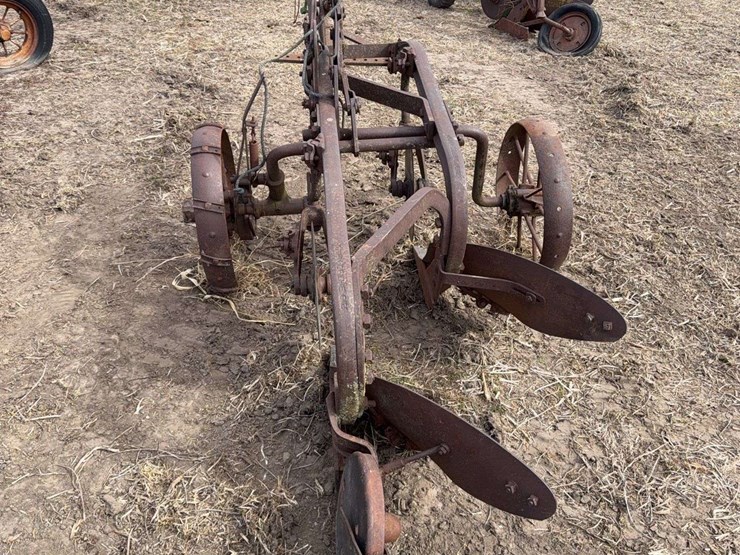 john-deere-two-bottom-plow-image-4