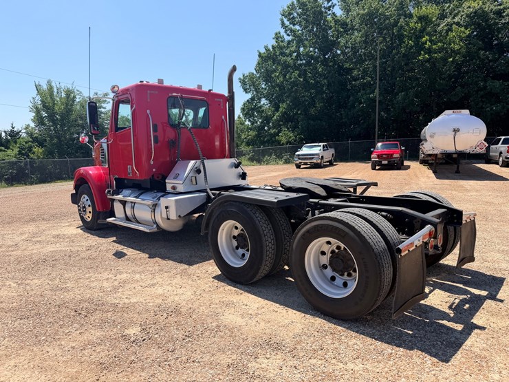 2016-freightliner-122sd-image-8