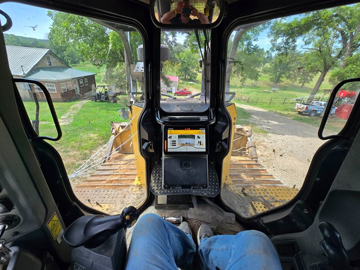 2019-caterpillar-d6-image-35