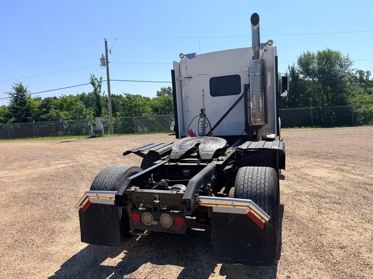 2010-kenworth-t800-image-11