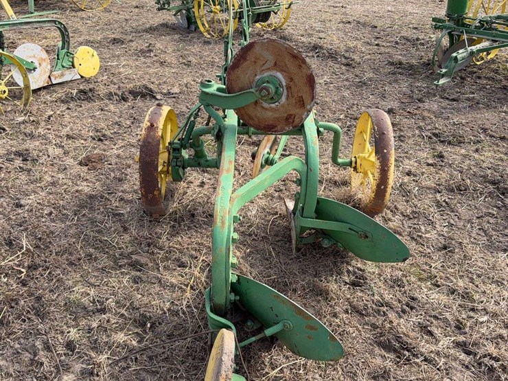 john-deere-pull-type-two-bottom-plow-image-4