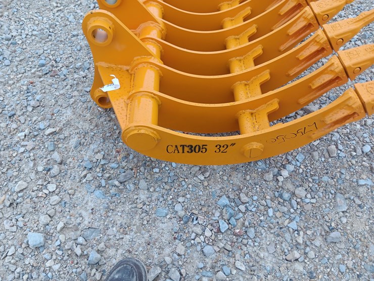 #l75-050-•-future-32"-rake-excavator-attachment-image-7