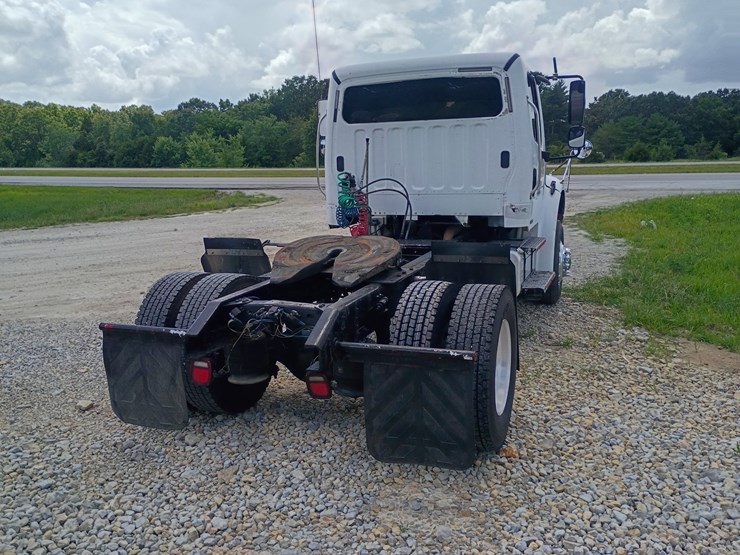 2008-freightliner-m2-106-image-8