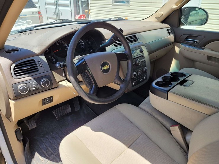 2013-chevrolet-suburban-image-14