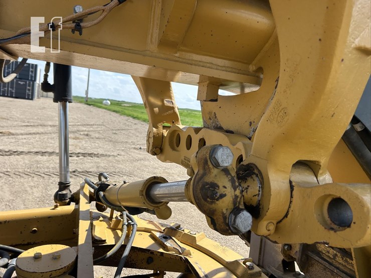 2011-caterpillar-140m2-awd-image-11