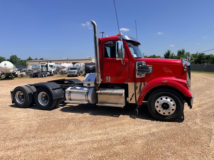 2016-freightliner-122sd-image-18