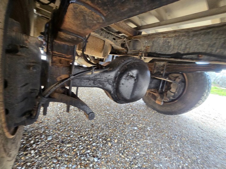 2010-freightliner-m2-106-image-84