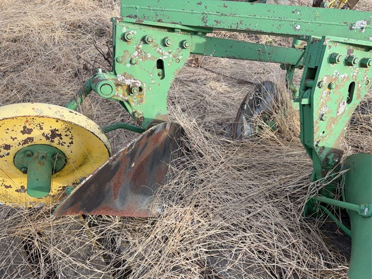 john-deere-three-point-three-bottom-plow-image-11